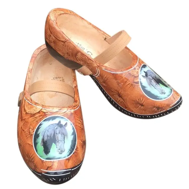 Scherjon Tripklompen Bruin met Fries Paard Maat 46/46,5 Op = Op